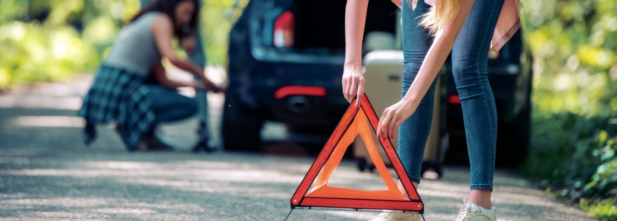 Dame zet gevarendriehoek bij auto met pech