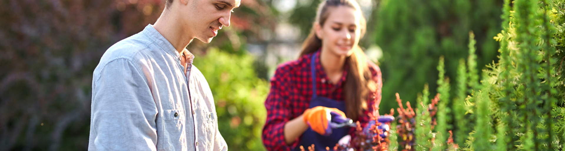 Jongen en meisje zijn in de tuin aan het werk